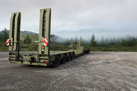 Oshkosh Defense MET six-axle drop deck trailer