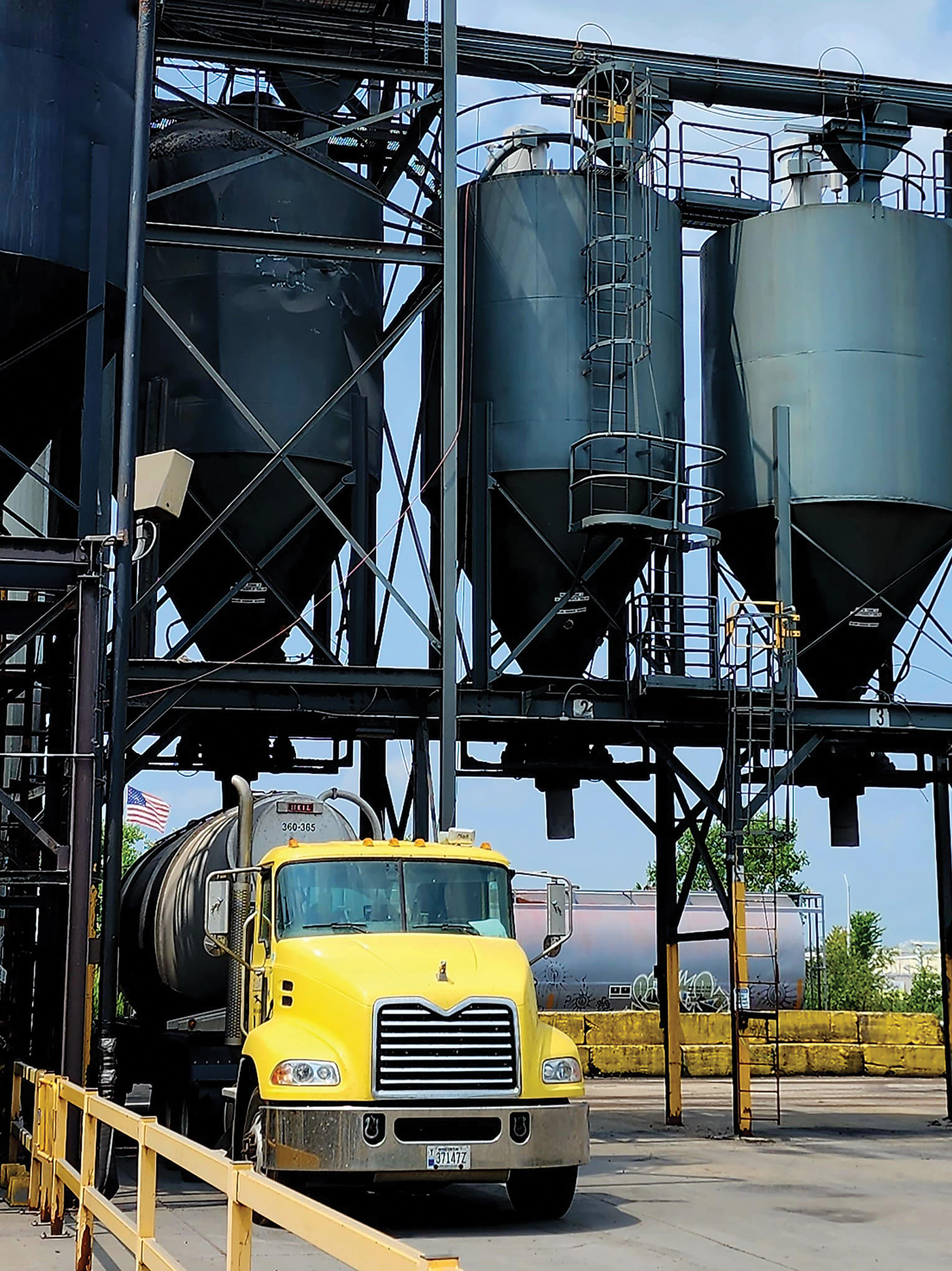As a specialized carrier, FLASH deals with pressurized tanks and sensitive commodities such as sand, bentonite and lime, among others.