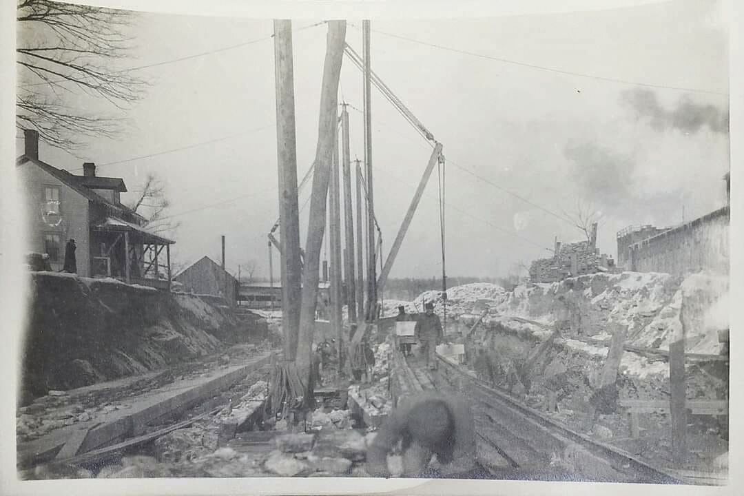 A photo dated 1906 shows re-construction work at Appleton’s Lock 4.