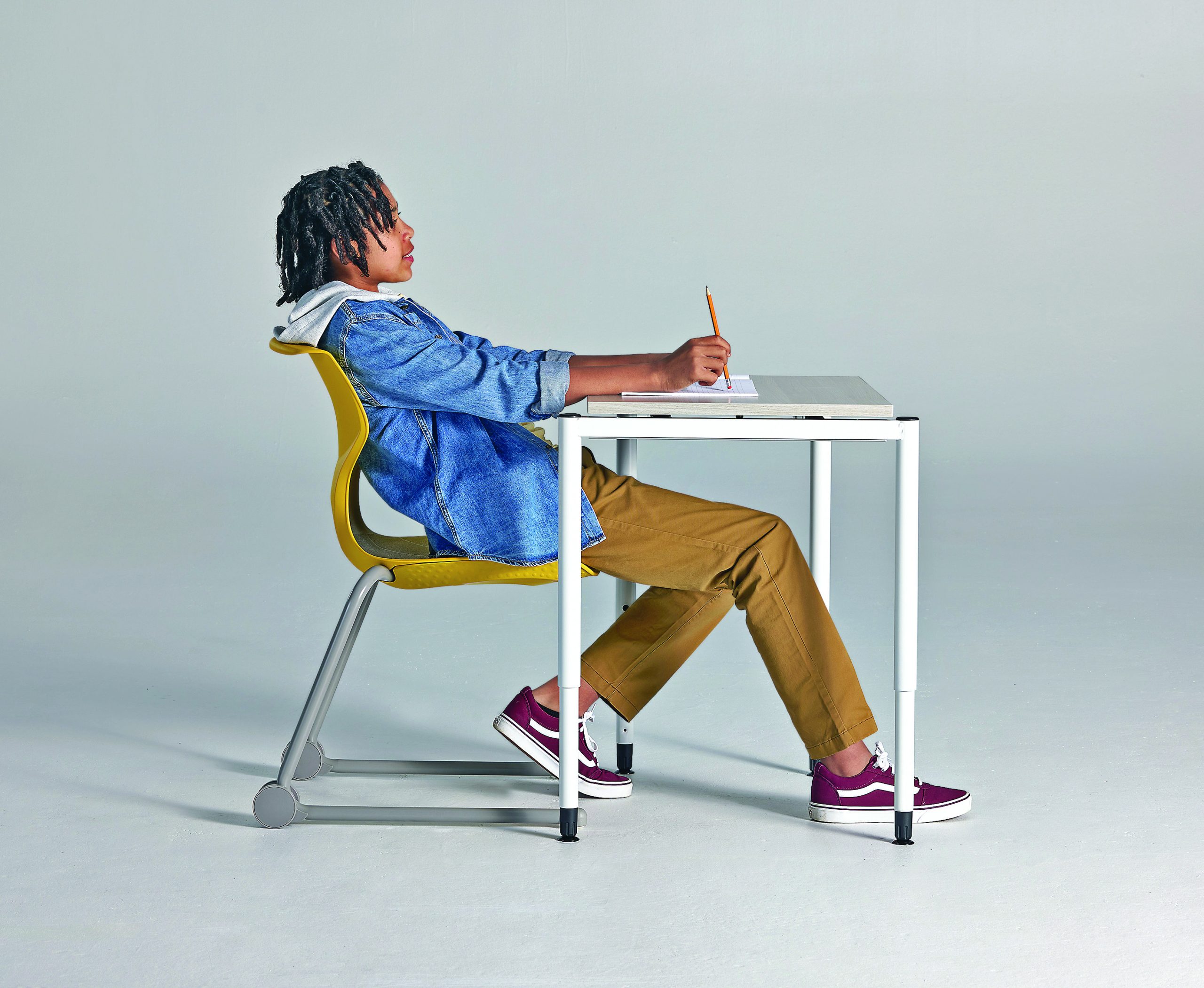KI Cogni – student reclining at desk