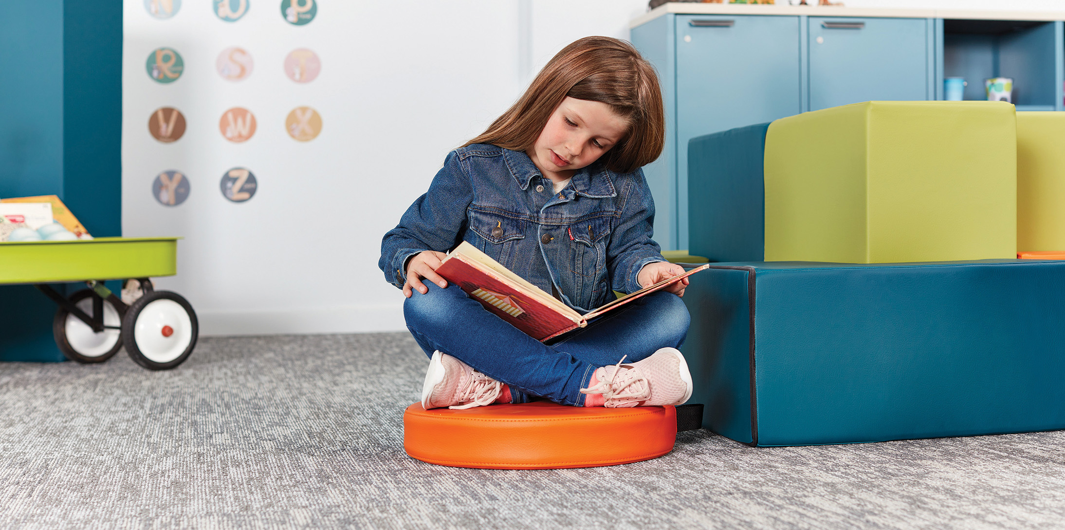 From K-12 classrooms to Fortune 500 companies, KI’s Advanced Research Team observes user behavior to understand how people use an environment as part of the company’s new product development process.