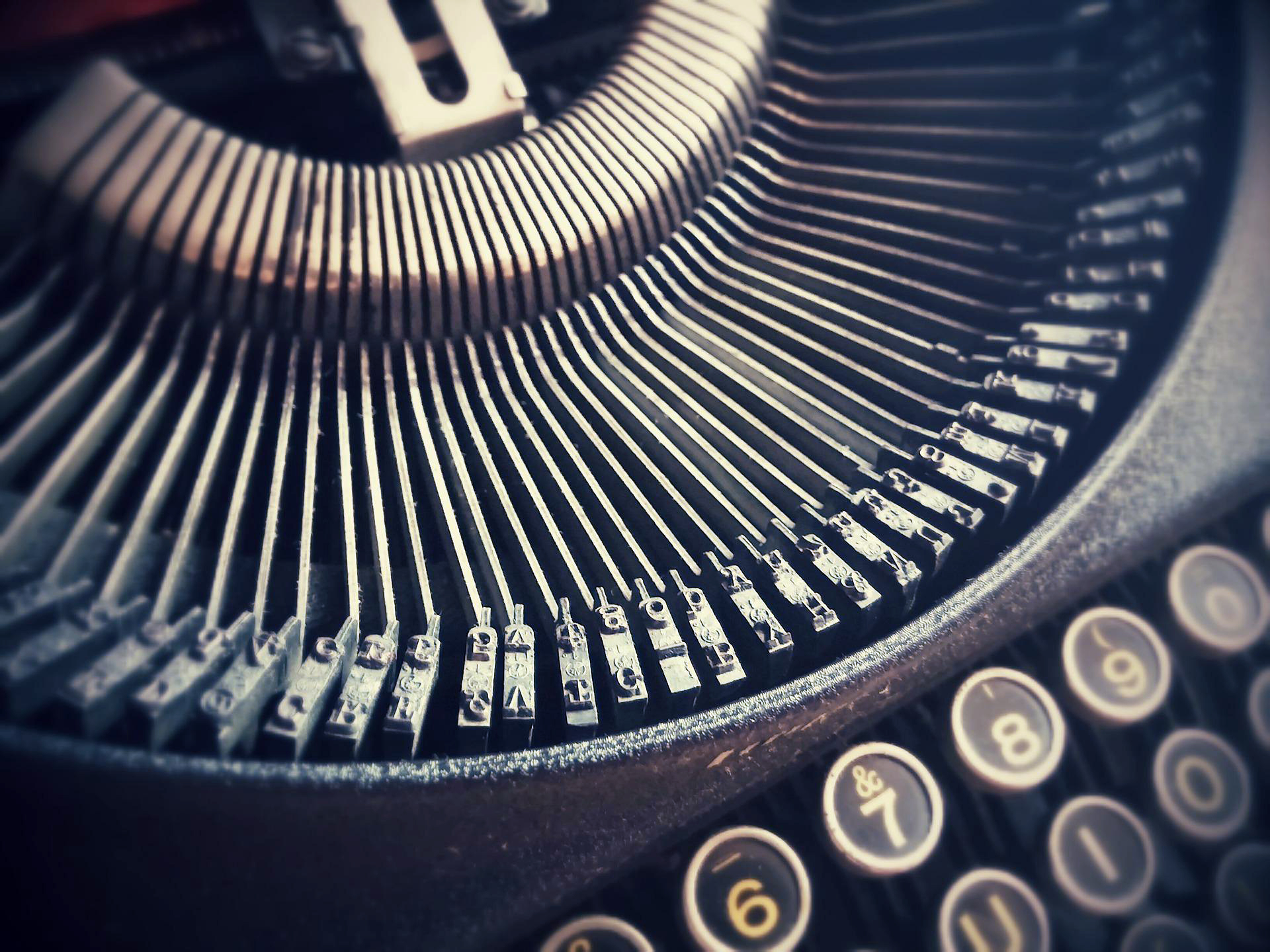 typewritter_letters-g27b7f2ded_1920.jpeg