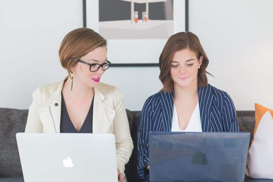 business-woman-meet-with-laptops_925x