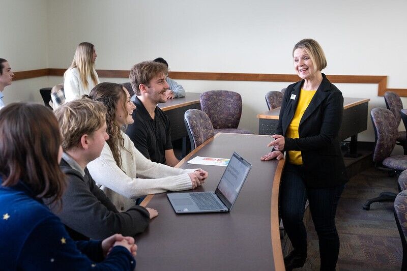Teaching Assistant Professor Kathy Fredrickson talks with students from the team that developed the TouchTunes activation idea for Carbliss during UW-Oshkosh’s Advertising Media course. Pictured with her, from left, are students Brianna Hone, Jacob Link, Jayden Hawkins and Kenny Satori.